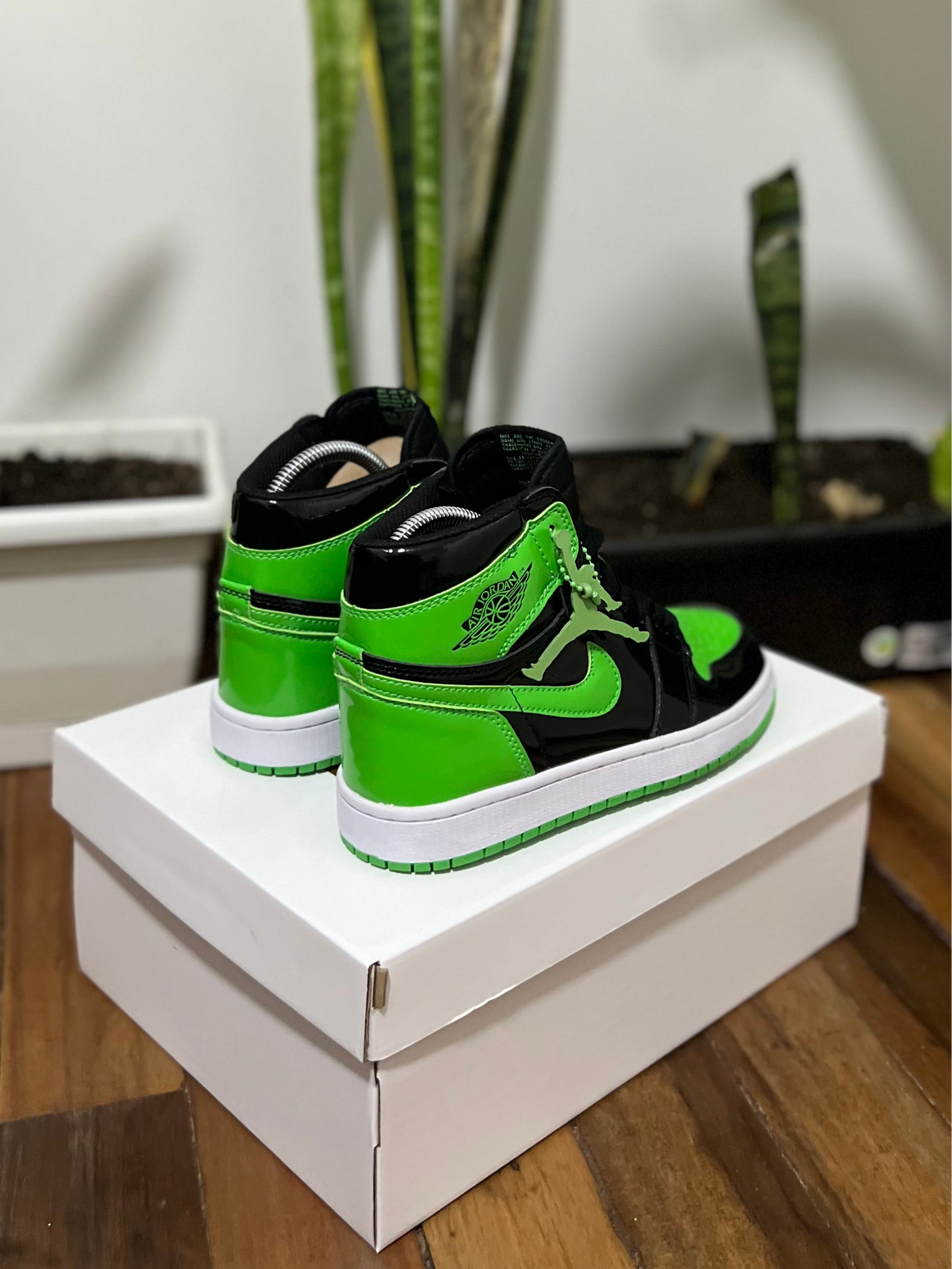 Air Jordan 1 High “Patent Lucky Green”