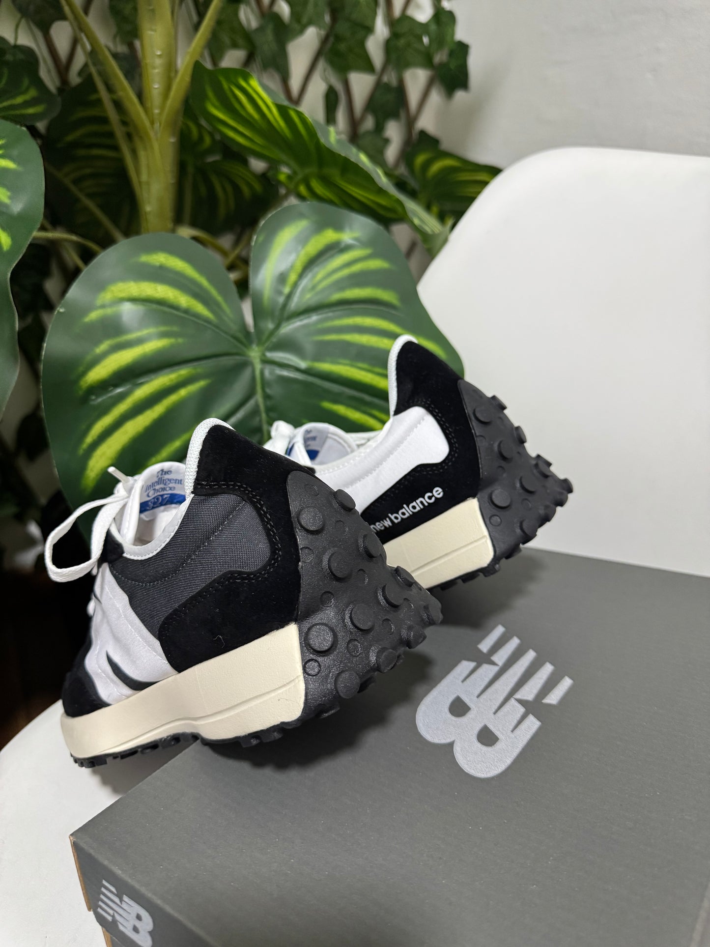 New Balance 327 “Negra”
