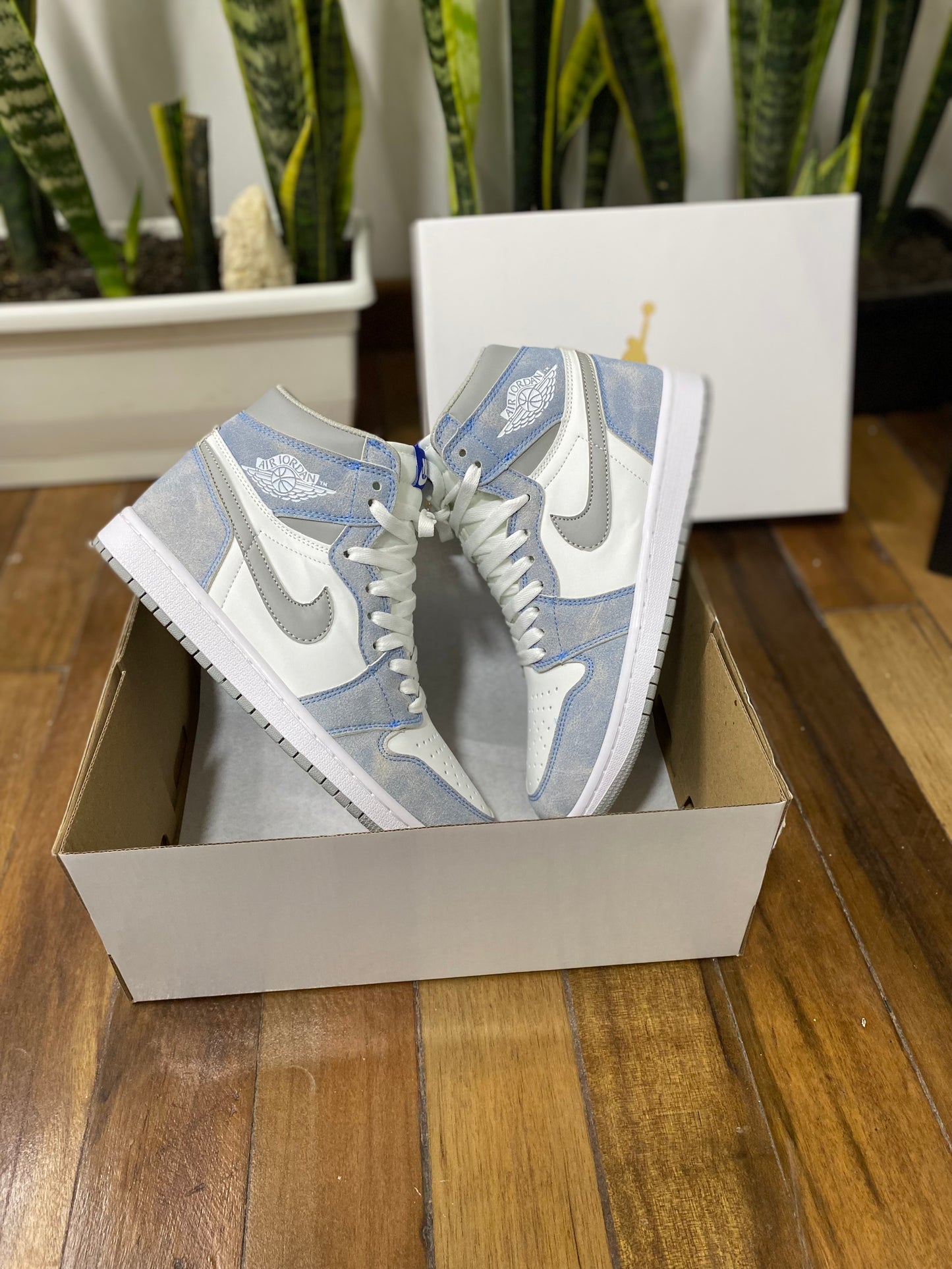 Air Jordan 1 High OG Hyper Royal