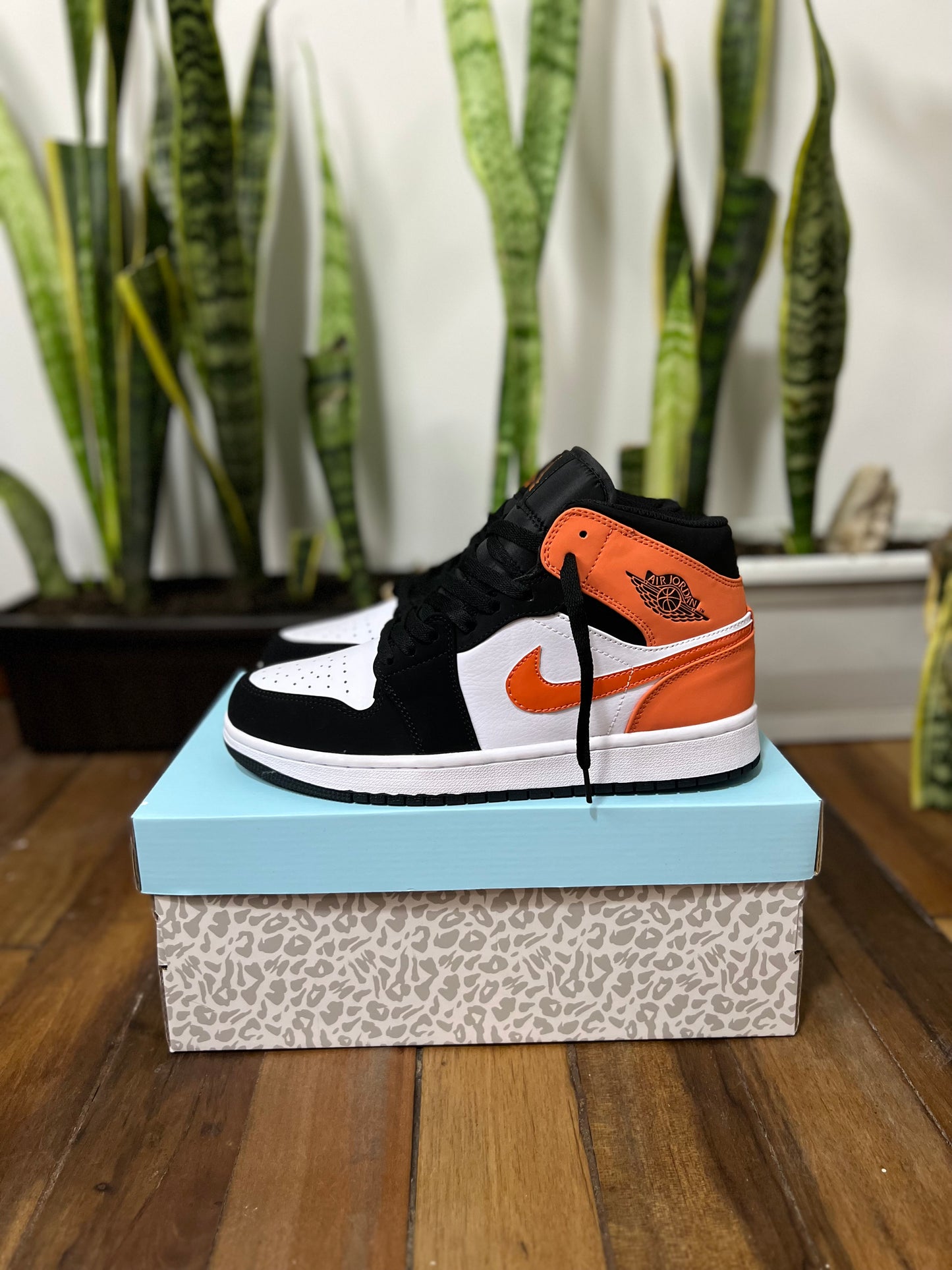 Air Jordan 1 Mid “Shattered Backboard”