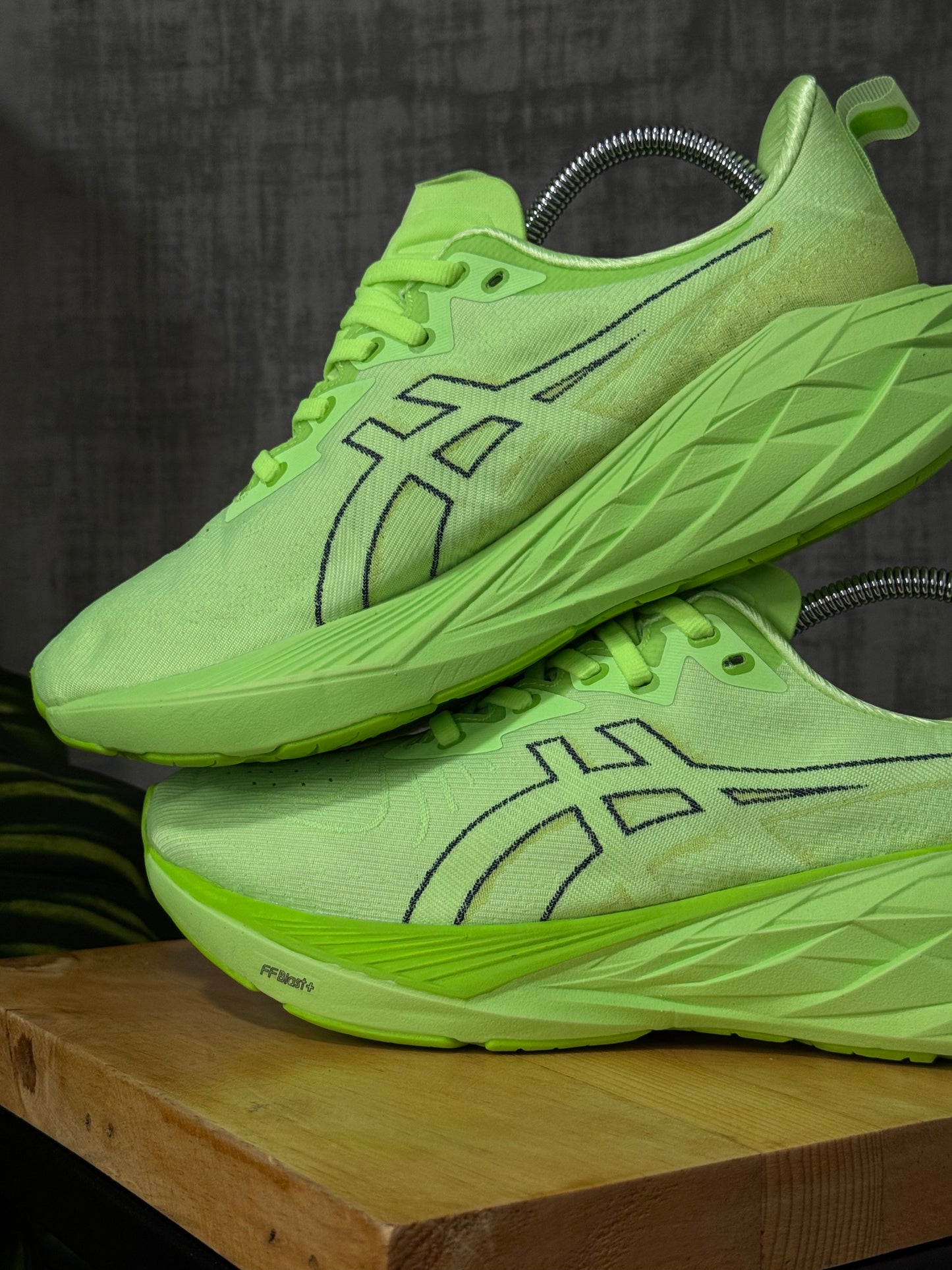 Asics Novablast 4 “Noir Bleu”