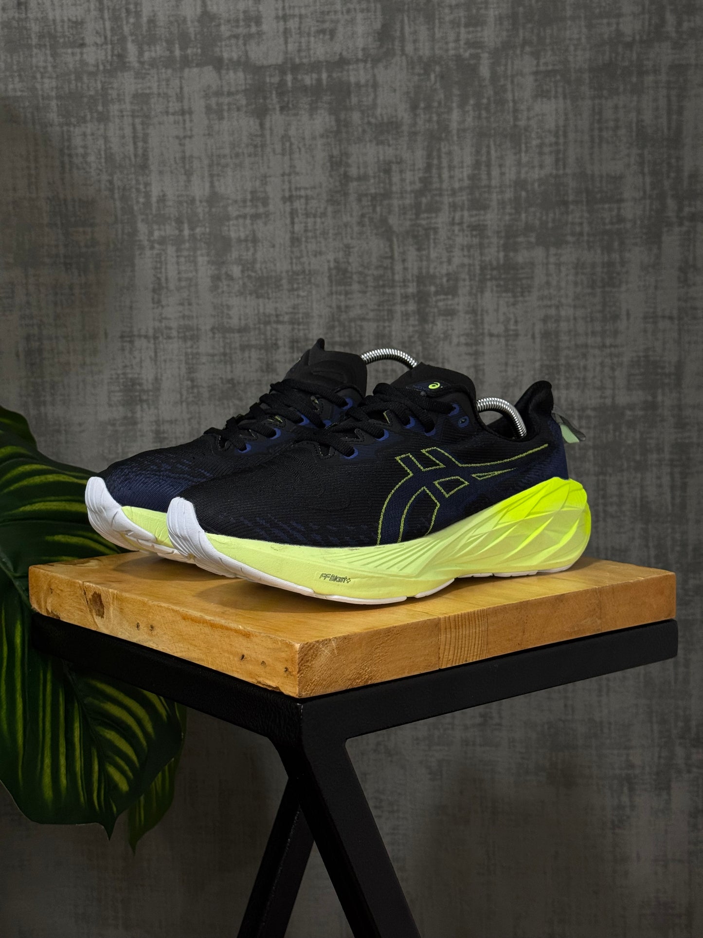 Asics Novablast 4 “Black Volt”