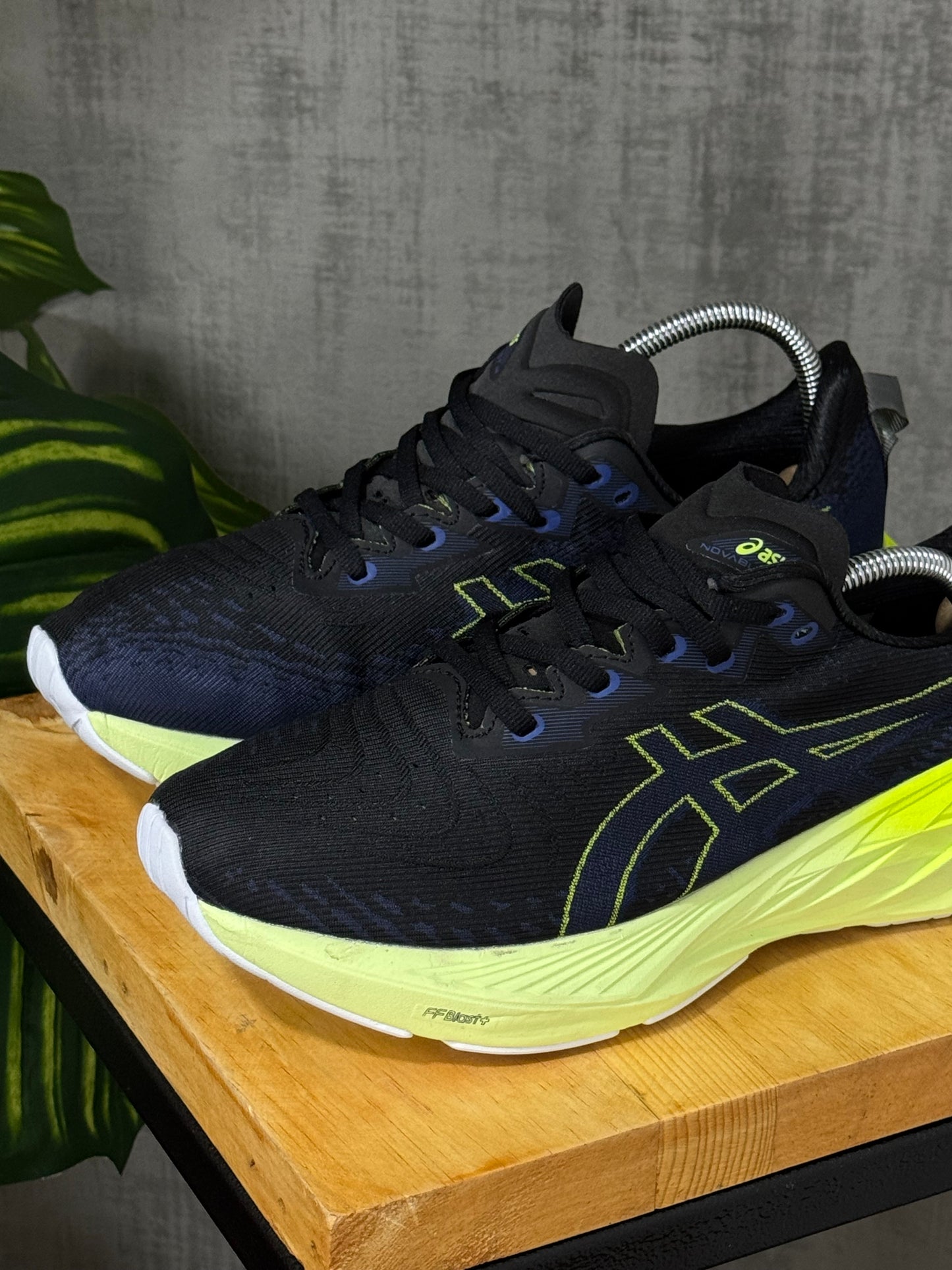 Asics Novablast 4 “Black Volt”