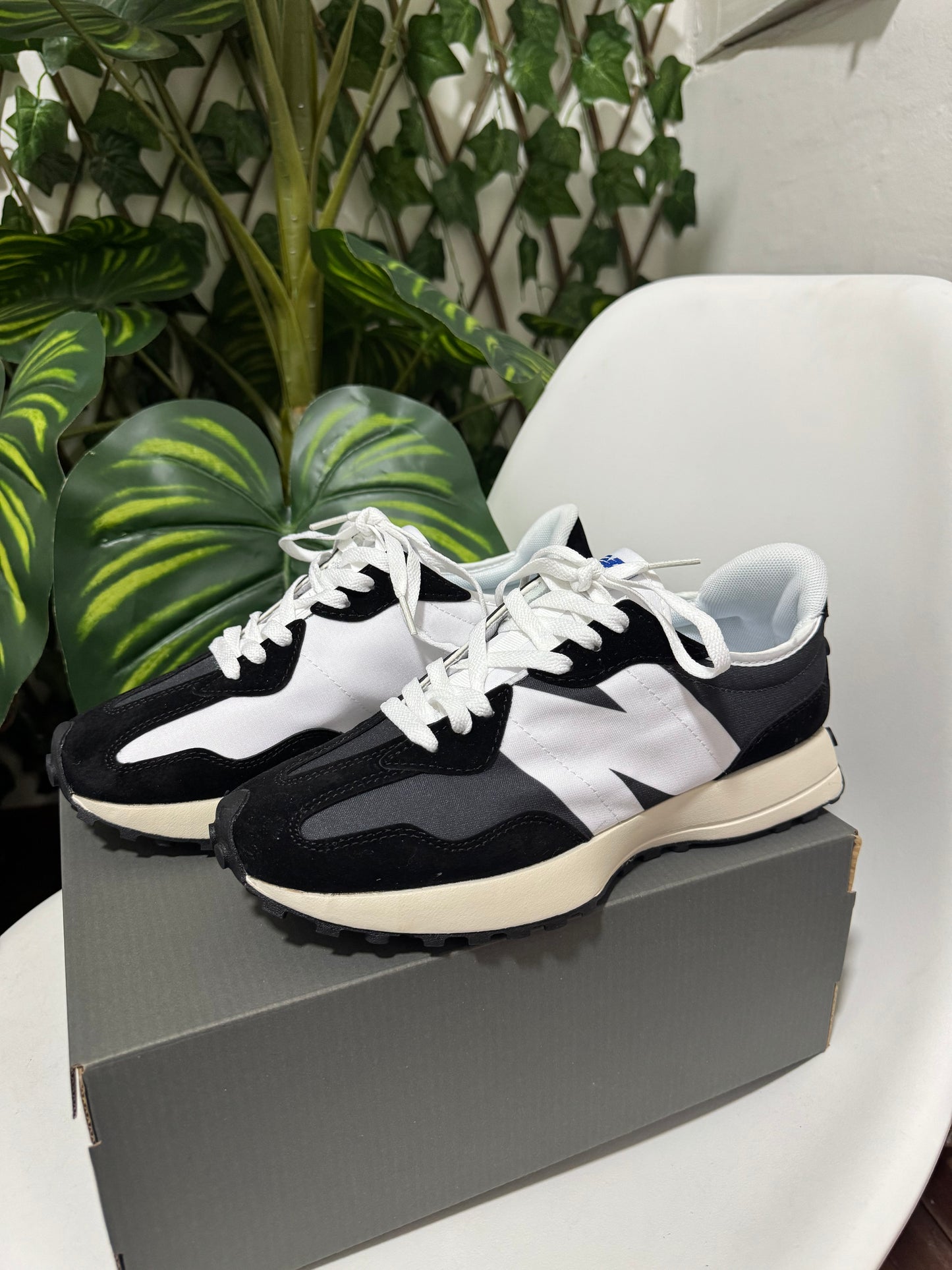 New Balance 327 “Negra”