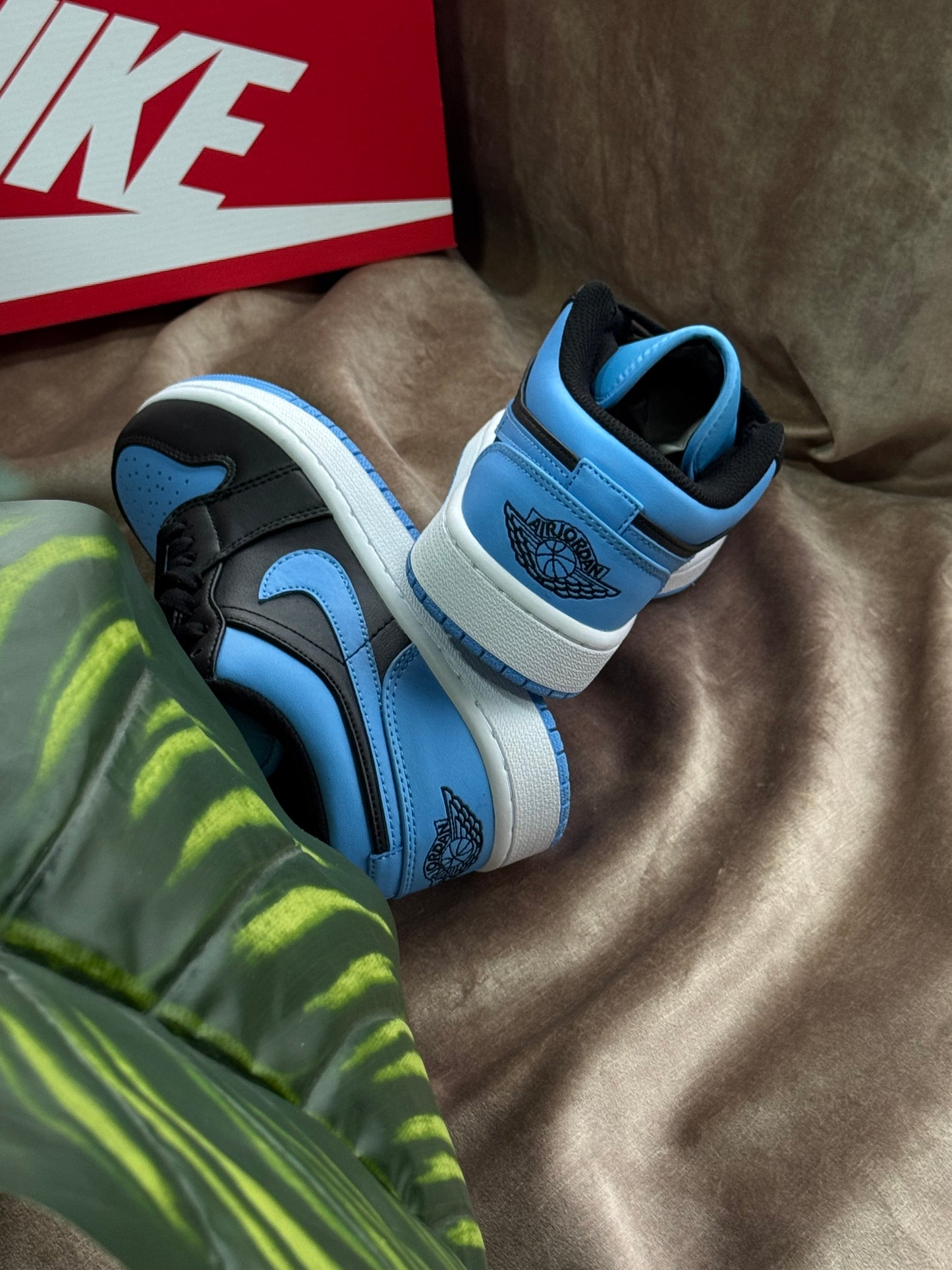 Air Jordan 1 Low “University Blue”