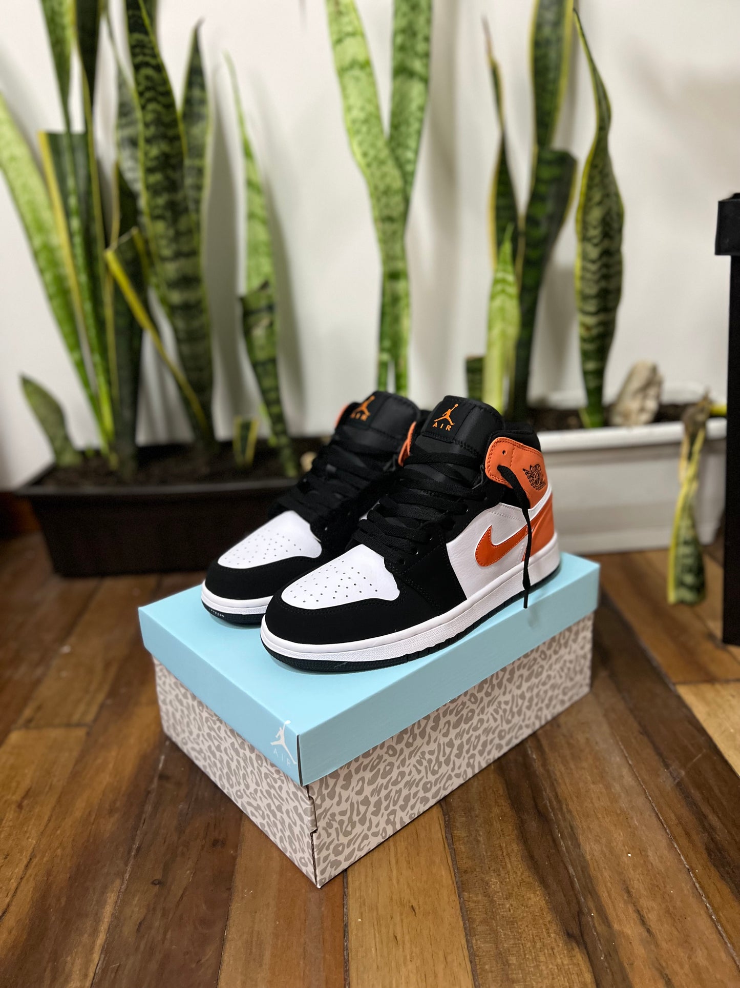 Air Jordan 1 Mid “Shattered Backboard”