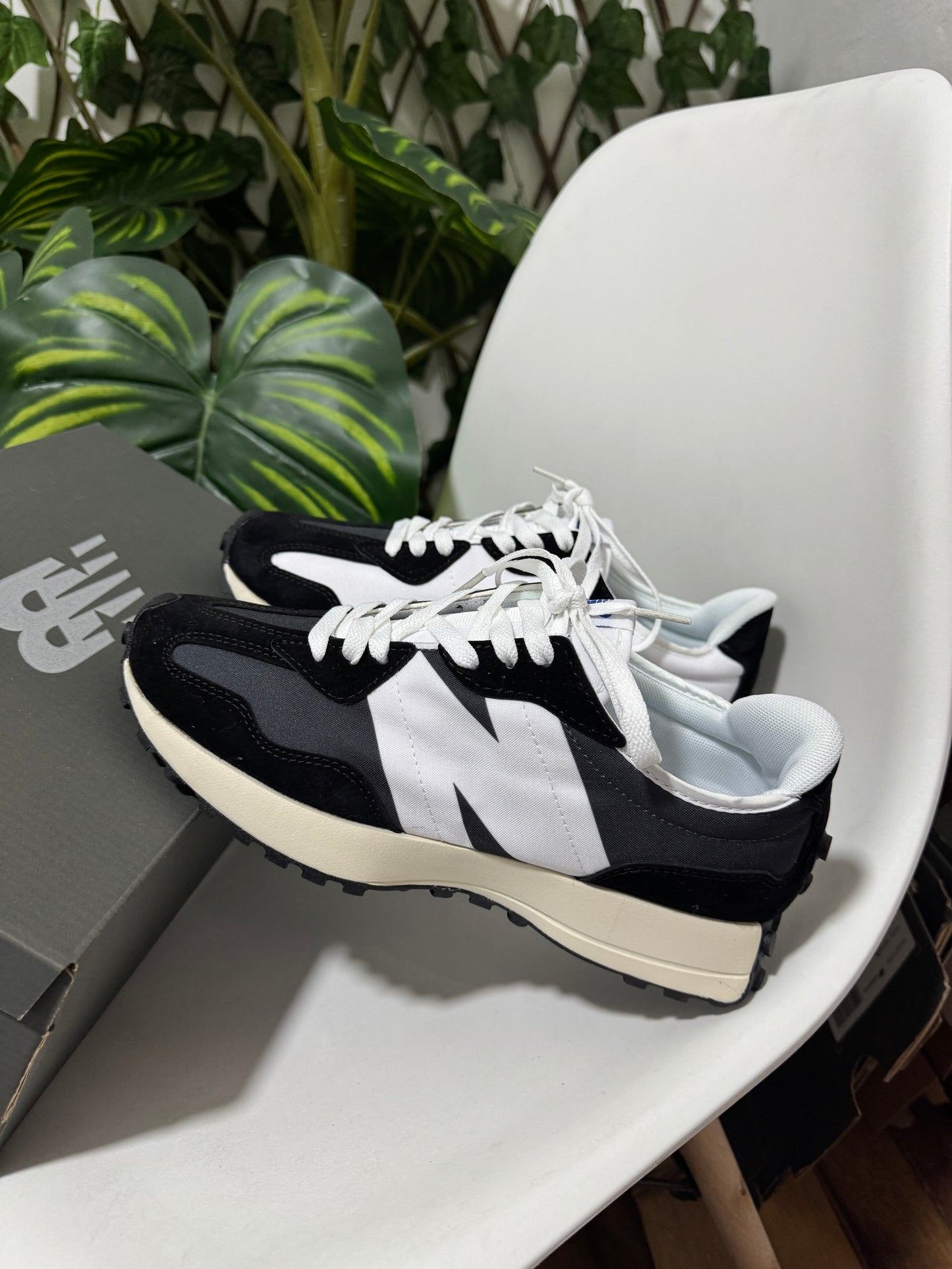 New Balance 327 “Negra”