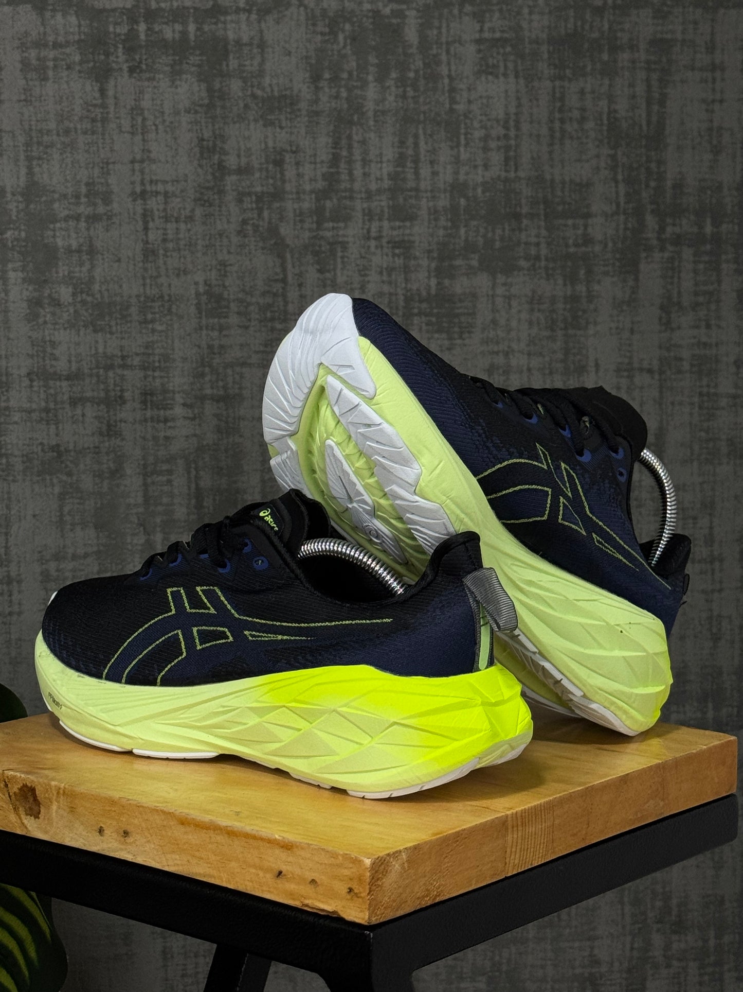 Asics Novablast 4 “Black Volt”