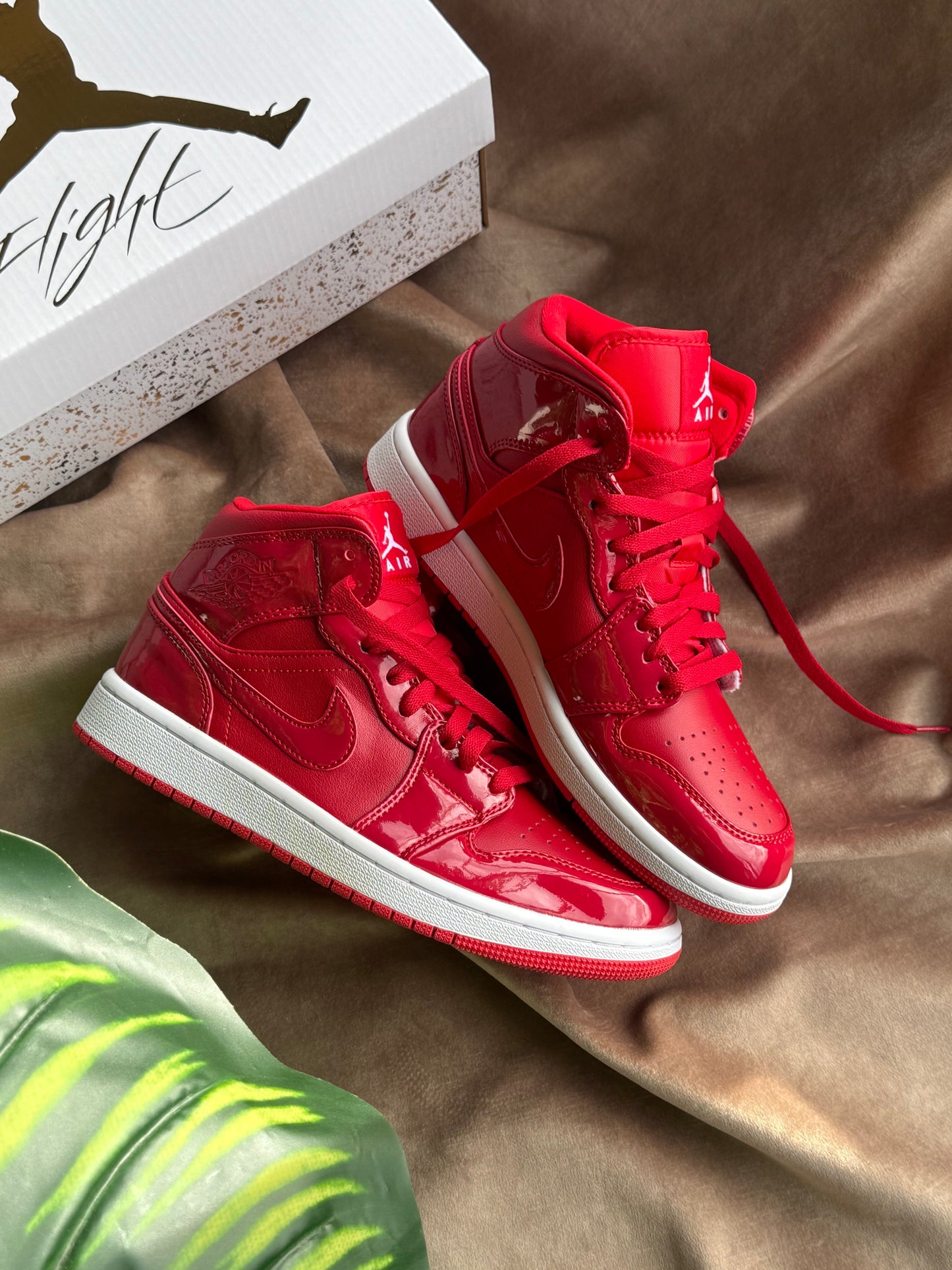 Air Jordan 1 Mid SE “Pomegranate”