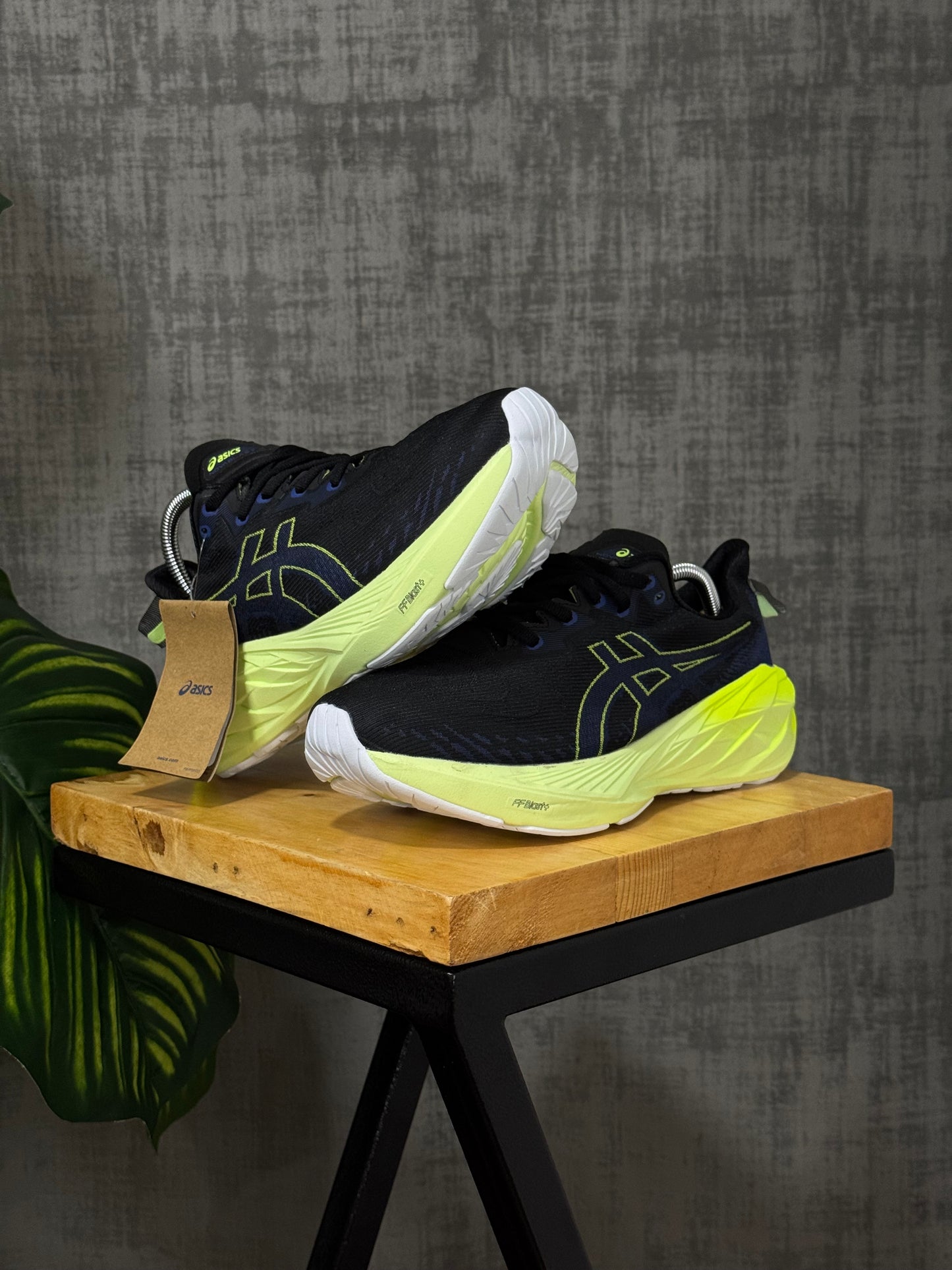 Asics Novablast 4 “Black Volt”