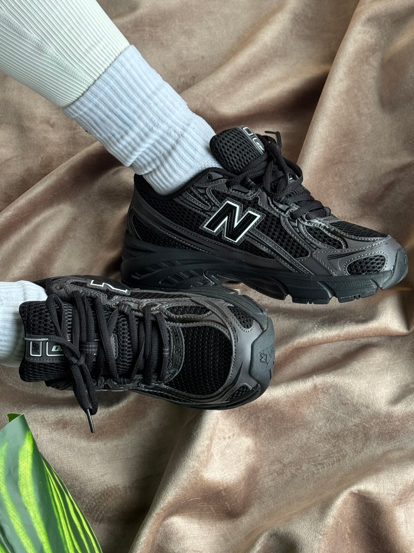 New Balance 740 “Black”