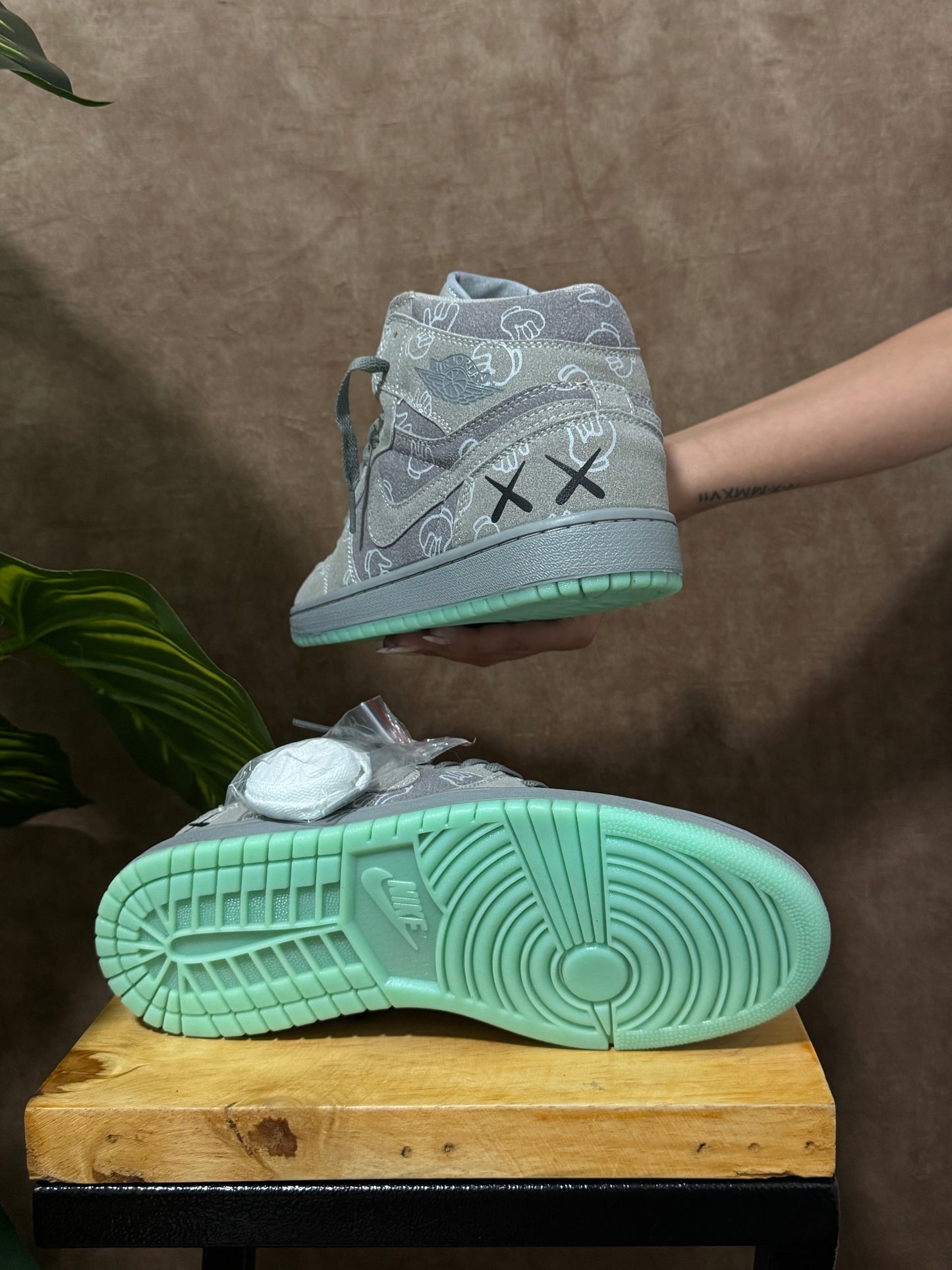 Air Jordan 1 Mid x Kaws