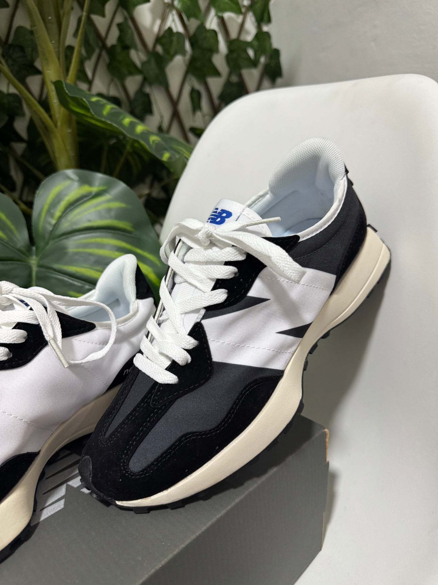 New Balance 327 “Negra”
