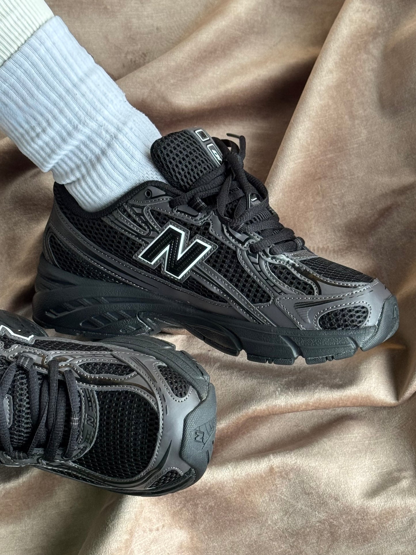 New Balance 740 “Black”