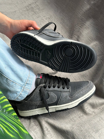 Nike SB Dunk Low “Black/Off Noir”