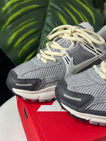 Nike Vomero 5 Gris