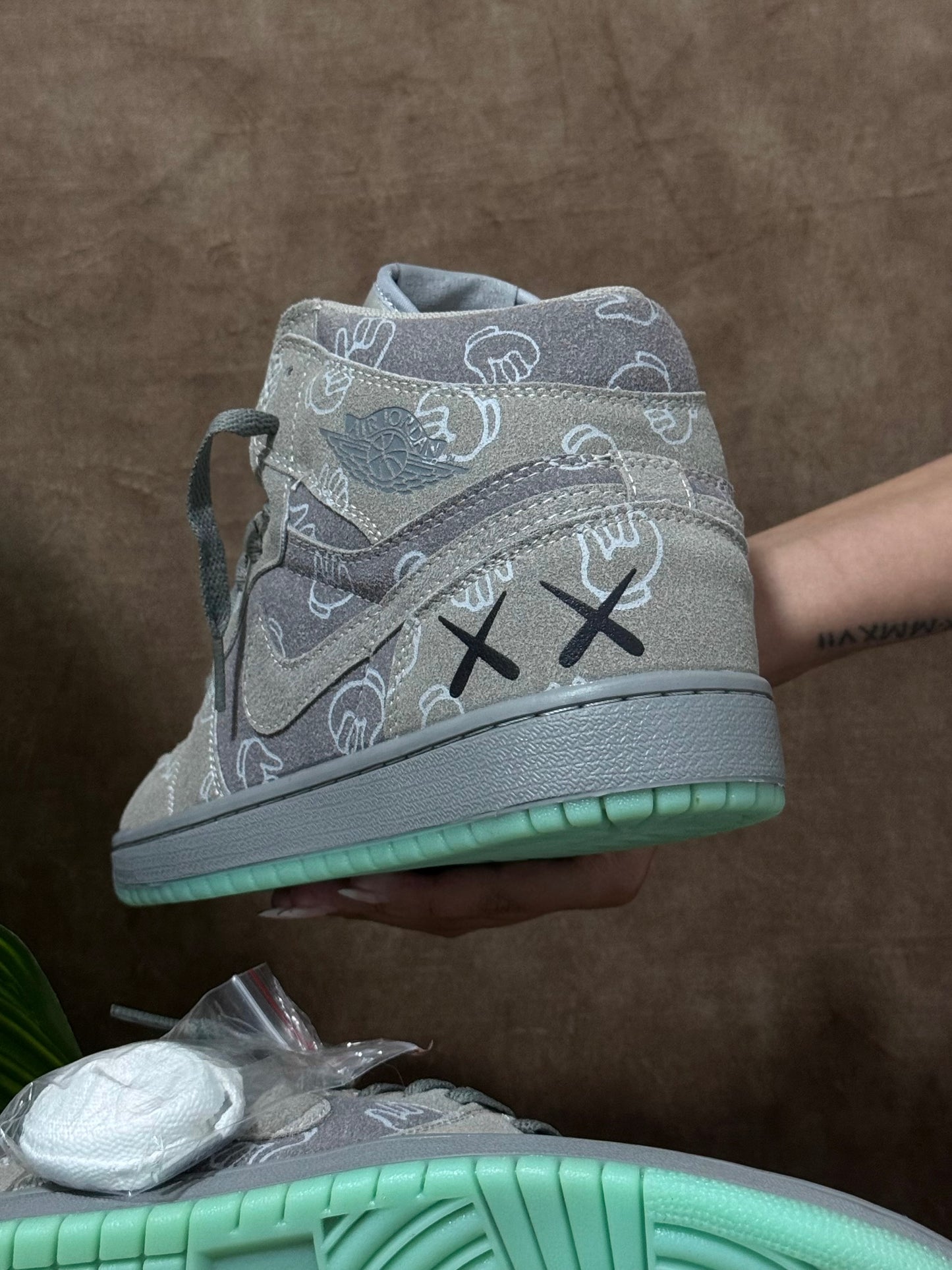 Air Jordan 1 Mid x Kaws