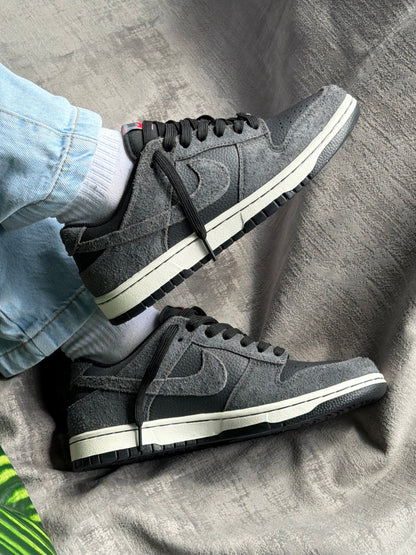 Nike SB Dunk Low “Black/Off Noir”