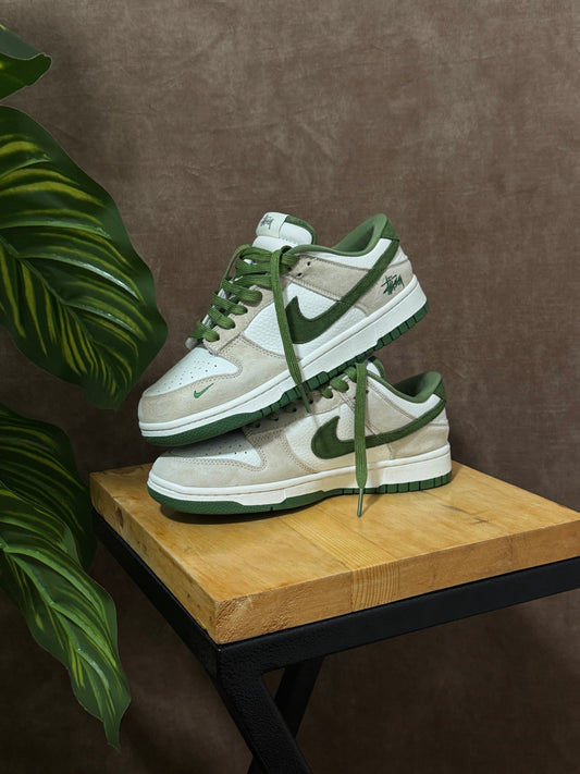 Nike SB Dunk Low x Stussy
