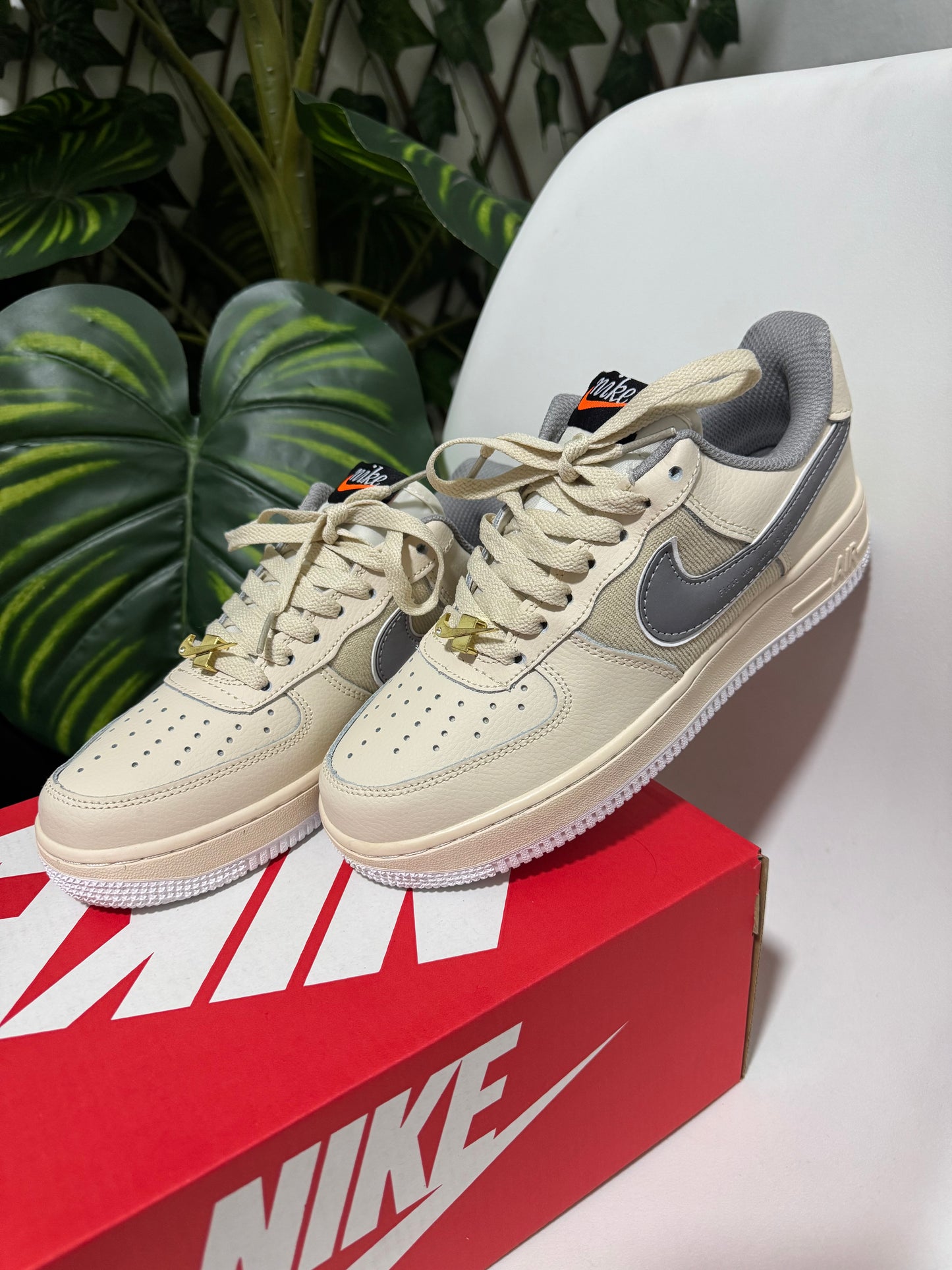 Nike Air Force One LV8 Beige