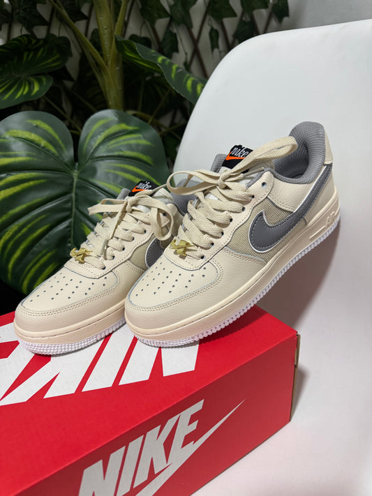 Nike Air Force One LV8 Beige