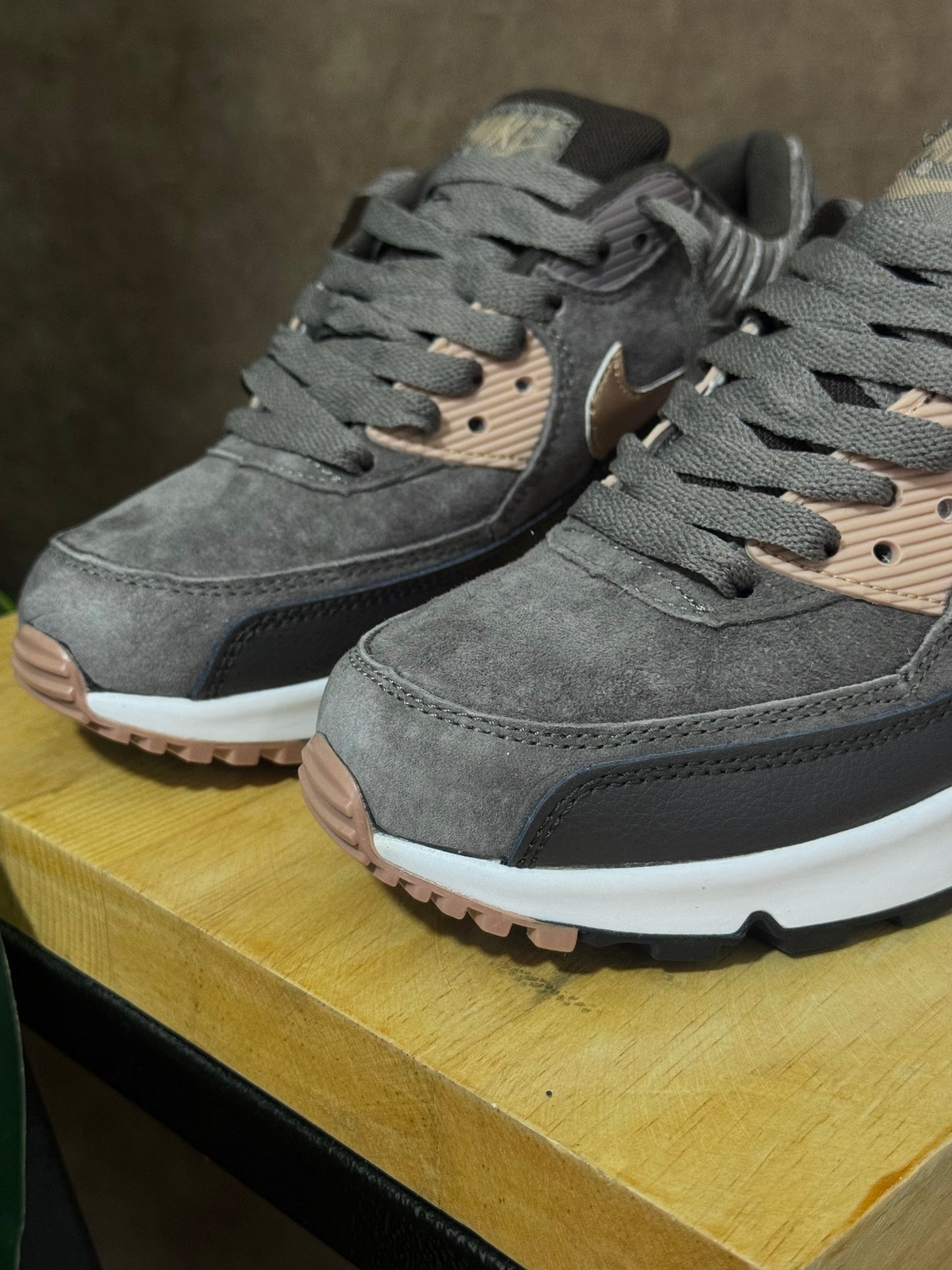 Nike Air Max 90 “Leather Iron”
