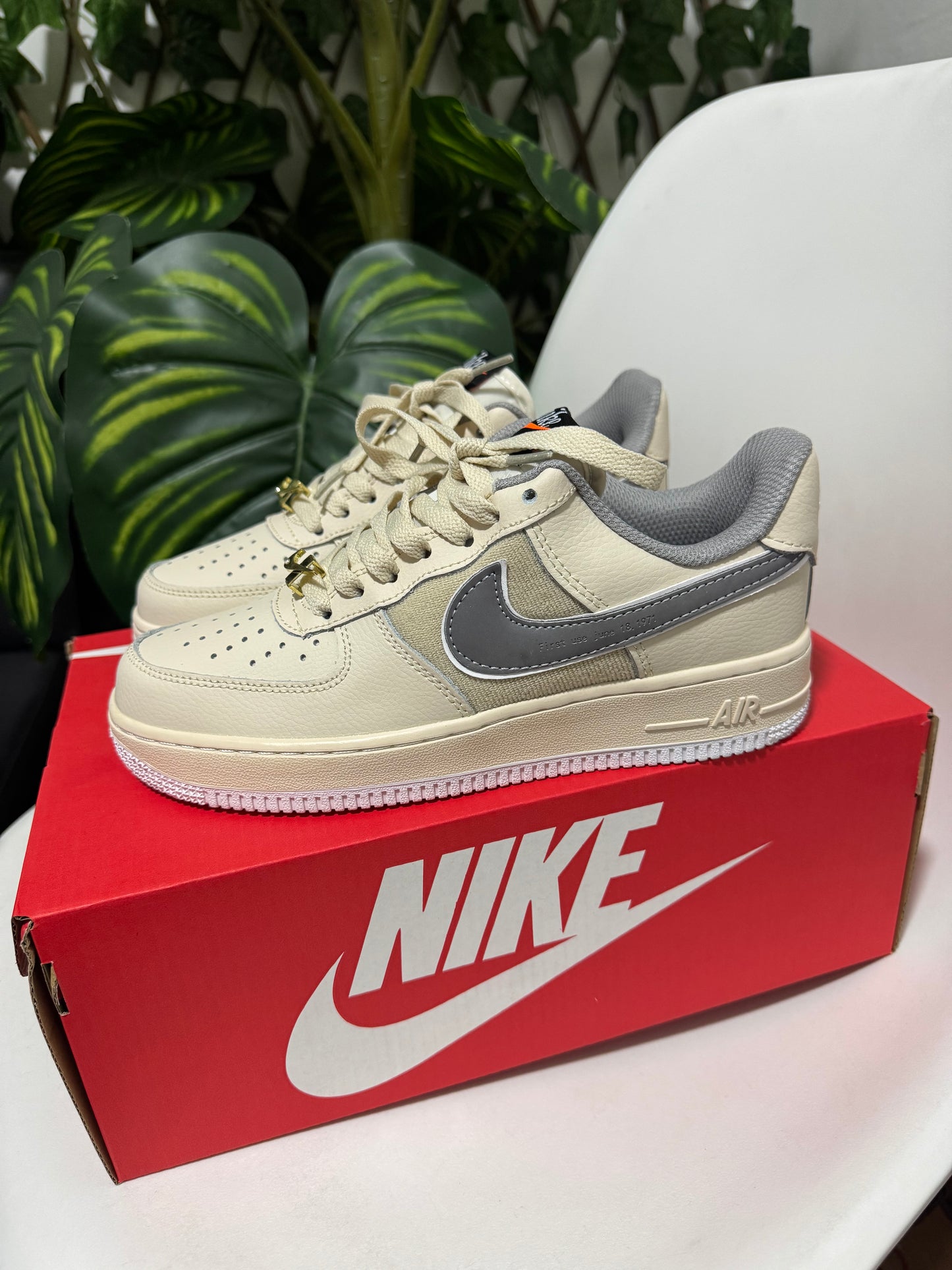 Nike Air Force One LV8 Beige