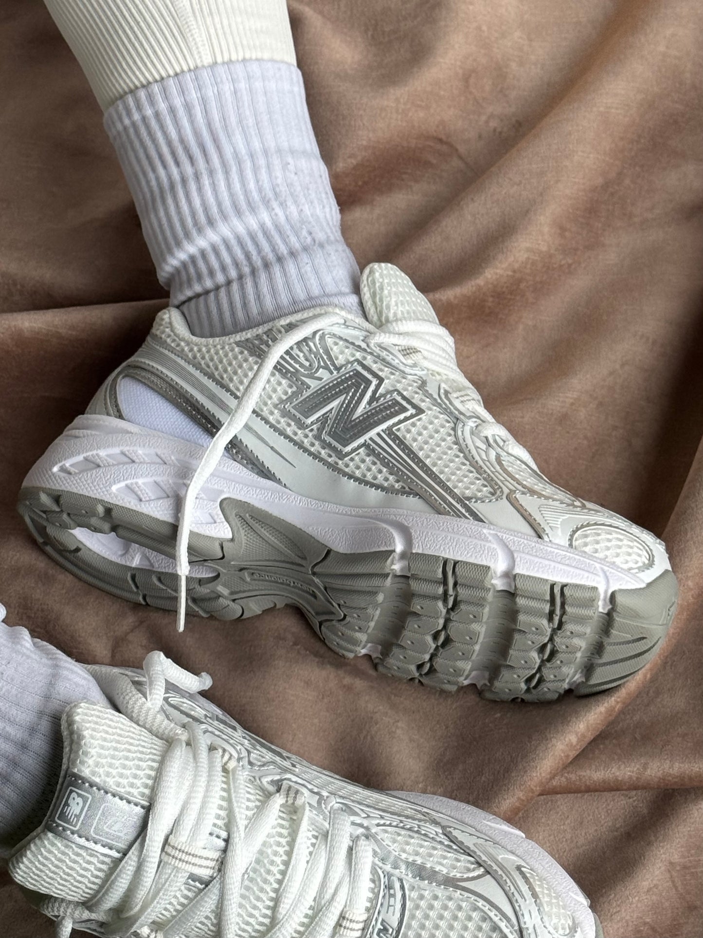 New Balance 740 “White”